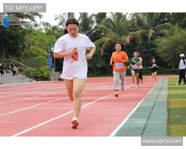 美女奔赴足球场展现风采与激情的精彩瞬间